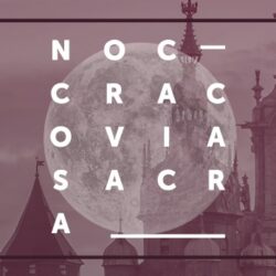 Brunatne tło z dachami Krakowa. Na tle białymi literami ułożonymi w kształt kwadratu napisano nazwę wydarzenia: Noc Cracovia Sacra