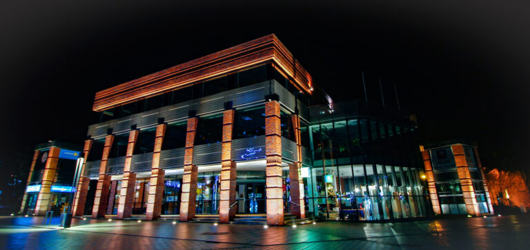 Zdjęcie budynku Miejskiej Biblioteki Publicznej w Jaworznie zrobione nocą.