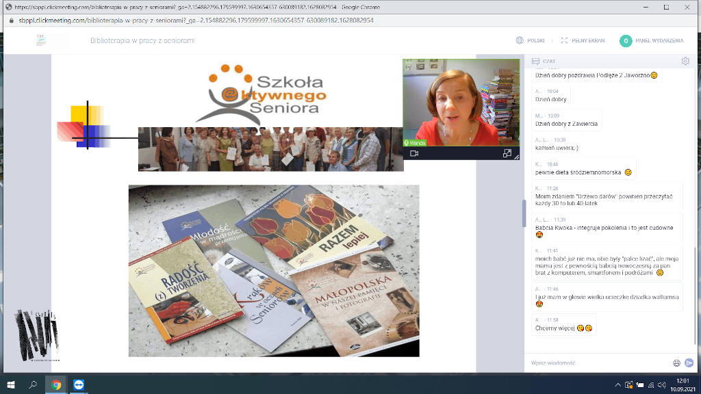 Zdjęcie przedstawia zrzut z ekranu komputera, na którym widać slajd z prezentacji multimedialnej z napisem: Szkoła Aktywnego Seniora. Po prawej stronie widoczna jest ikona z kamery prowadzącej oraz czat.