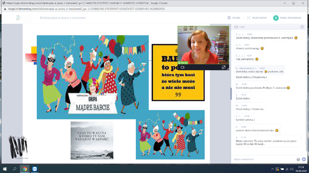 Zdjęcie przedstawia zrzut z ekranu komputera, na którym widać slajd z prezentacji multimedialnej z kolorowymi ilustracjami przedstawiającymi tańczącą grupę seniorów. Po prawej stronie widoczna jest ikona z kamery prowadzącej oraz czat.