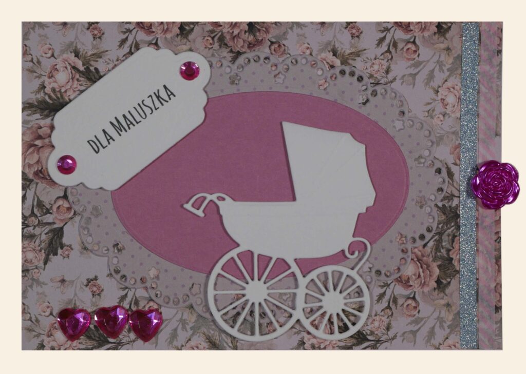 Ozdobna kartka z okazji narodzin dziecka. W centralnym miejscu wózek dziecięcy, obok napis: „Dla maluszka”.