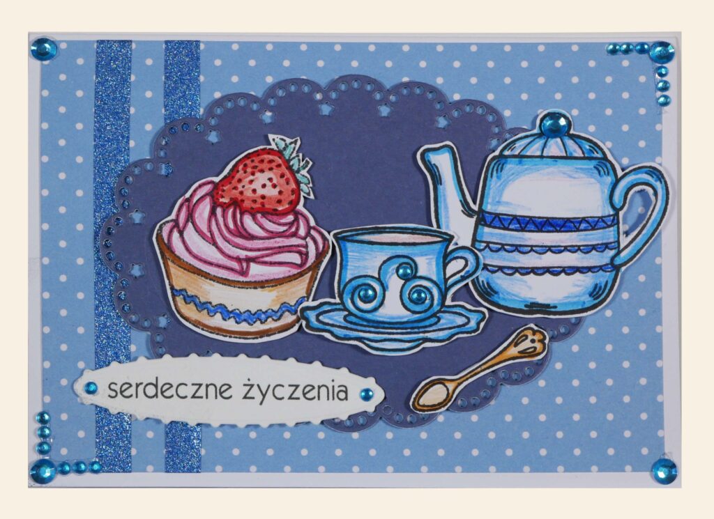 Ozdobna kartka, motywy: filiżanka, dzbanek, ciastko - babeczka, obok napis: „serdeczne życzenia”.